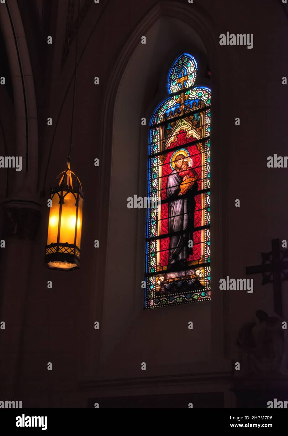 Moody Blick auf ein Kirchenfenster aus Buntglas Stockfoto