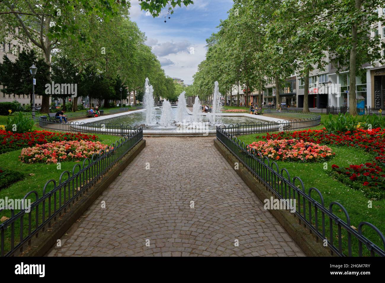 Köln, Deutschland - 20. Juni 2021: Ein schöner Park mit Blumenbeeten und Springbrunnen in der Kölner Innenstadt Stockfoto