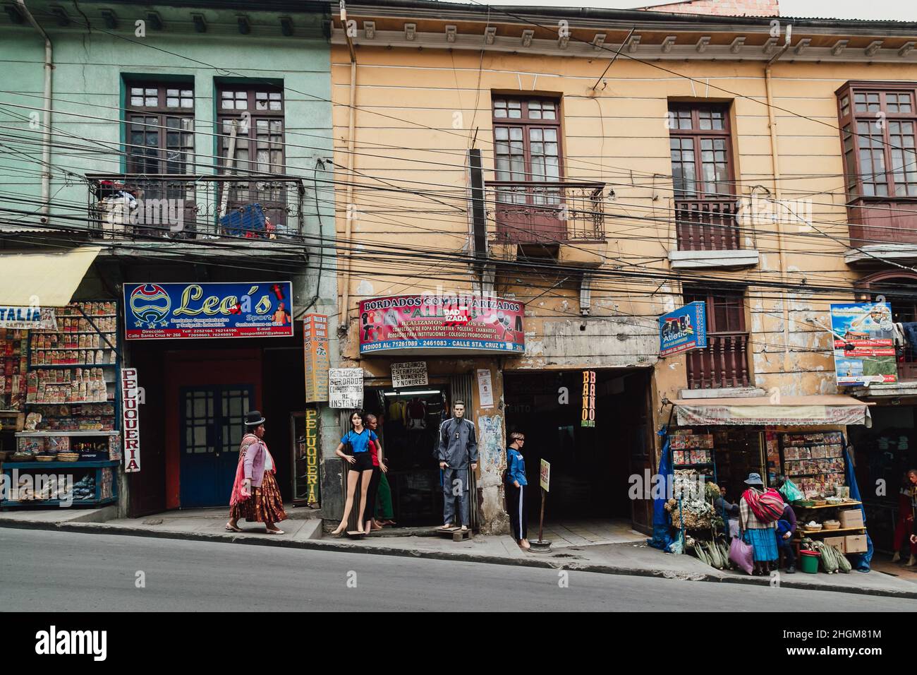 Ladenfronten von lokalen Geschäften - La Paz Street scene, Bolivien Stockfoto