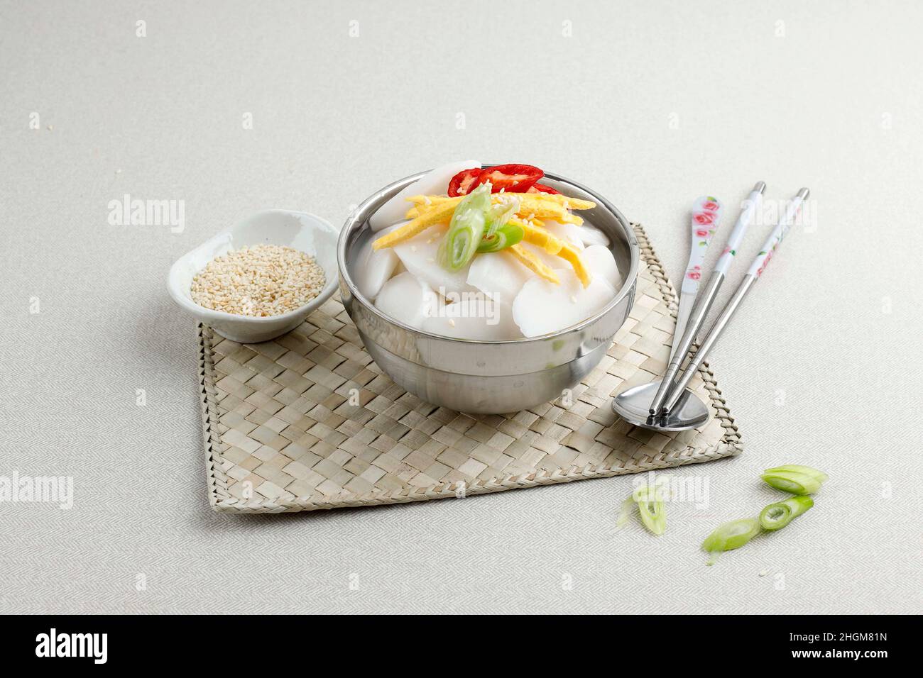 Tteokguk, koreanische Reissuppe in Scheiben geschnitten in Rinderbrühe, ovaler Reiskuchen in Brühe. Ein traditionelles Lunar New Year Gericht. Stockfoto