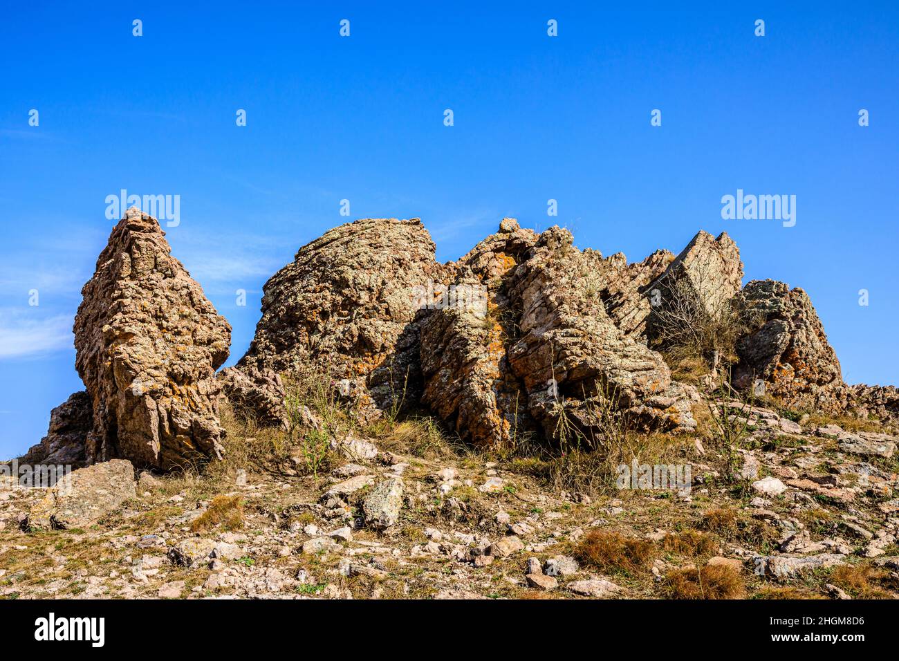 Seltsam geformter Fels auf dem Gipfel des Berges. Stockfoto