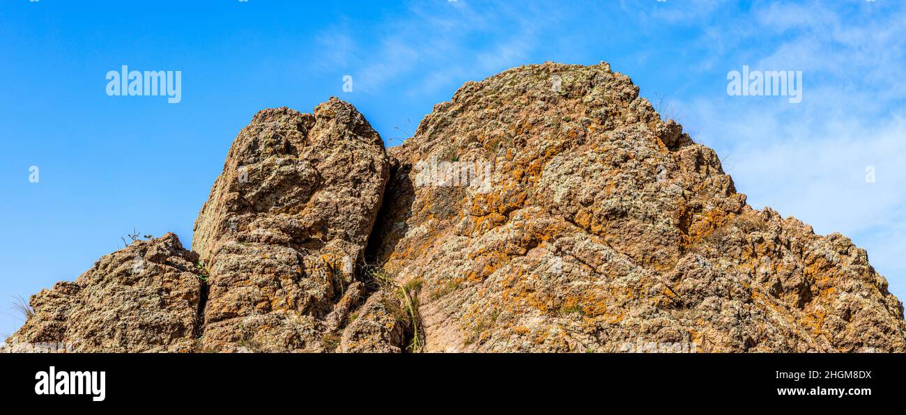 Seltsam geformter Fels auf dem Gipfel des Berges. Stockfoto