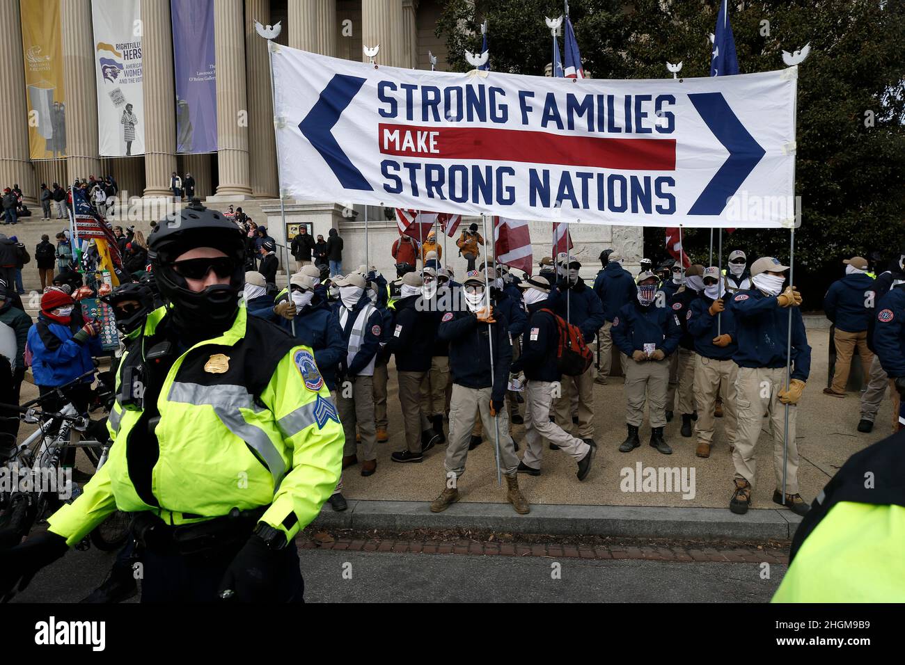 Washington DC, USA. 21st Januar 2022. Mitglieder der Patriot Front halten während einer Demonstration am 21. Januar 2022 in Washington, DC, USA, Flaggen, Schilde und ein Banner mit dem Titel „starke Familien machen starke Nationen“. Die Gruppe der weißen Nationalisten bildet eine Koalition aus einer breiteren alt-Rechts-Bewegung in den USA. Die Mitglieder pflegen eine „Americana-Ästhetik“ mit traditioneller amerikanischer Kultur, Patriotismus und breiten nationalen Werten, um ihre Ideologie zu fördern. (Foto von John Lamparski/Sipa USA) Quelle: SIPA USA/Alamy Live News Stockfoto