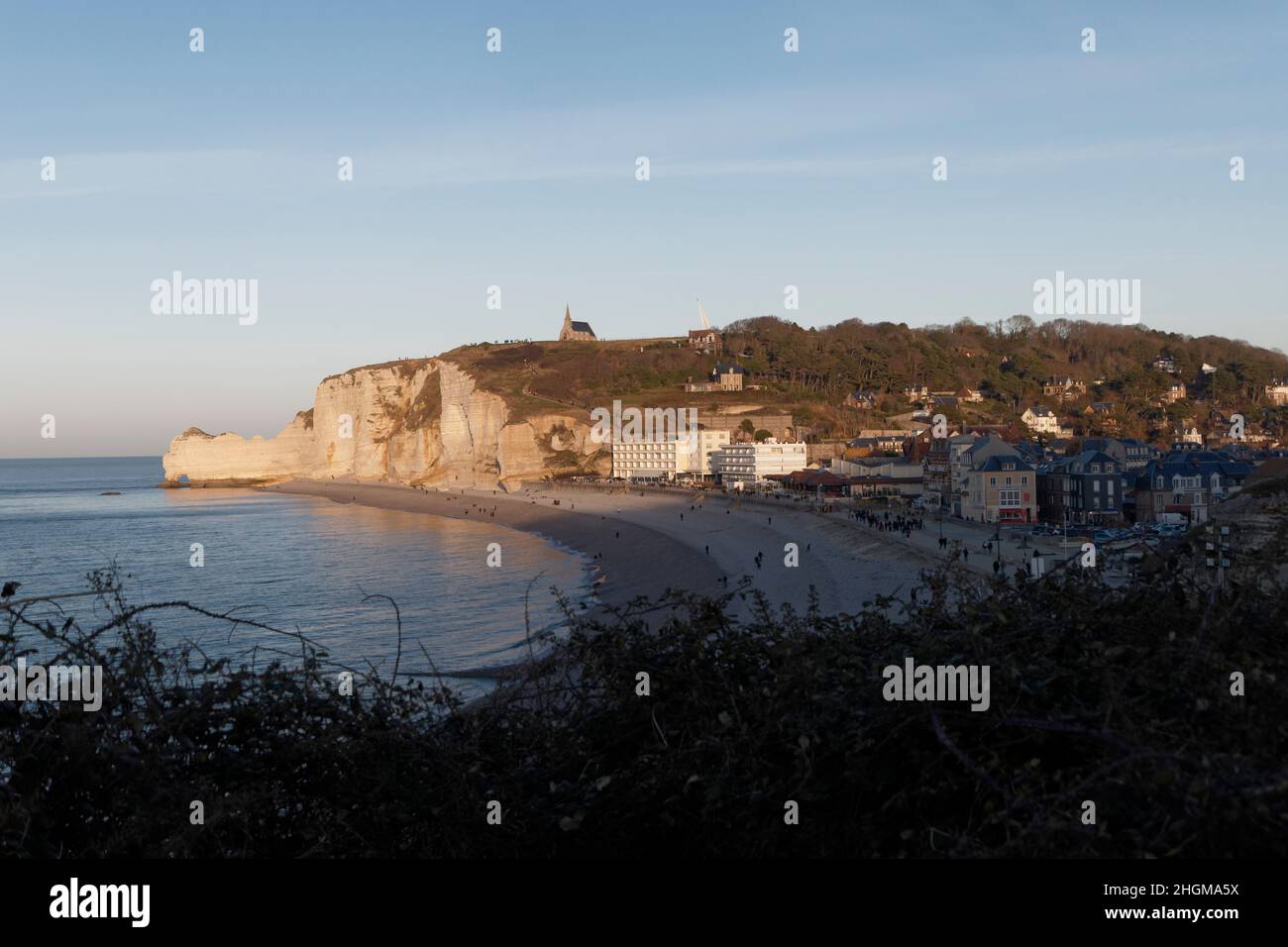 Etretat, Frankreich. 21 Dez, 2021.Etretat, die Stadt und ihre Kalksteinfelsen in Etretat, Frankreich Stockfoto