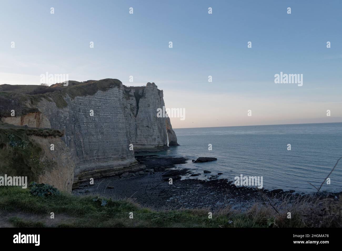 Etretat, Frankreich. 21 Dez, 2021.Etretat, die Stadt und ihre Kalksteinfelsen in Etretat, Frankreich Stockfoto