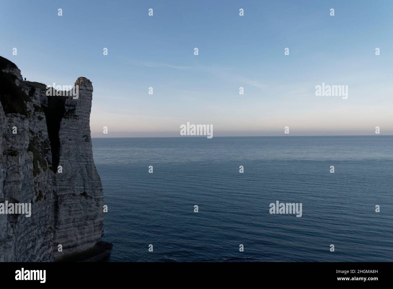 Etretat, Frankreich. 21 Dez, 2021.Etretat, die Stadt und ihre Kalksteinfelsen in Etretat, Frankreich Stockfoto