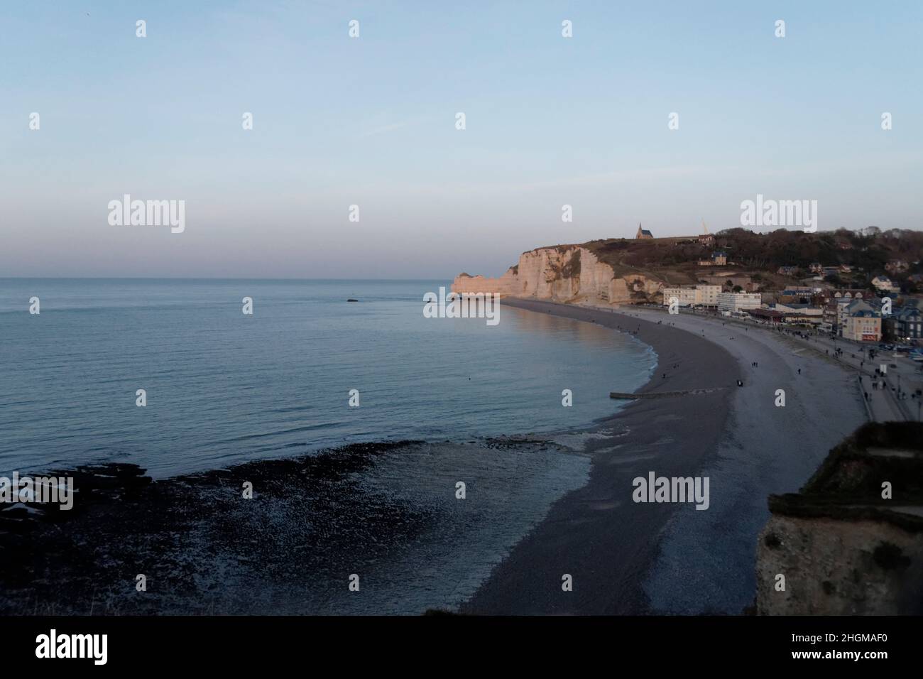 Etretat, Frankreich. 21 Dez, 2021.Etretat, die Stadt und ihre Kalksteinfelsen in Etretat, Frankreich Stockfoto