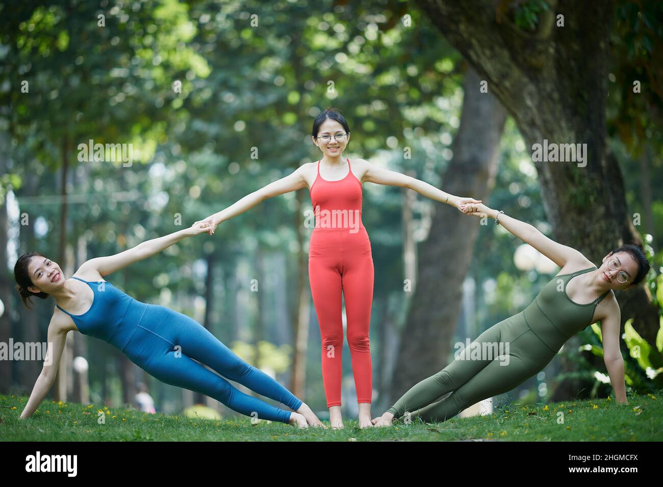 Ho-Chi-Minh-Stadt, Vietnam: Wunderschöne vietnamesische Mädchen praktizieren Yoga in einem Park in Ho-Chi-Minh-Stadt Stockfoto