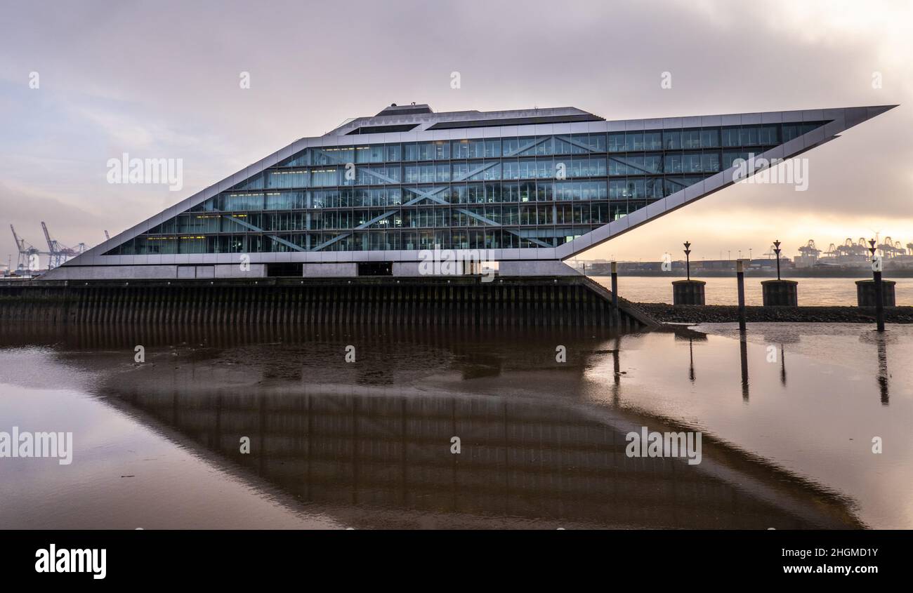 Modernes Dockland Bürogebäude in Hamburg - STADT HAMBURG, DEUTSCHLAND - 21. DEZEMBER 2021 Stockfoto