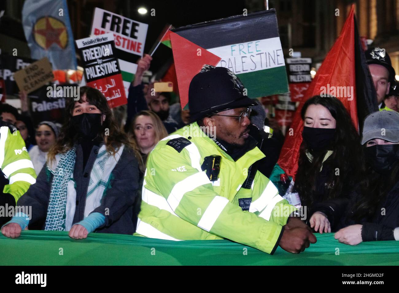 London, Großbritannien, 21st. Januar 2022. Hunderte von pro-palästinensischen Demonstranten nehmen an einer Notkundgebung Teil, um das Ende der ethnischen Säuberung der Bewohner im Stadtteil Sheikh Jerrah in Ostjerusalem zu fordern, wo gewaltsame Vertreibungen, Massenverhaftungen und Hausabbrüche durch die israelischen Behörden stattgefunden haben. Kredit: Elfte Stunde Fotografie/Alamy Live Nachrichten Stockfoto