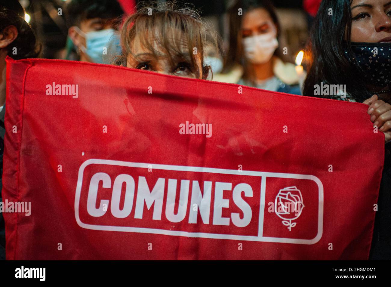 Bogota, Kolumbien. 21st Januar 2022. Eine Frau hält eine Flagge der ehemaligen politischen Partei der FARC Comunes zur Unterstützung im Restaurant Casa Alternativa, wo das linke Parteihauptquartier der Comunes, bestehend aus ehemaligen Mitgliedern der FARC, am 21. Januar in Bogota Frieden in Kolumbien unterzeichnete, 2022, nachdem die kolumbianische Polizei in einem der Badezimmer des Restaurants eine Bombe gefunden hatte, die einsatzbereit war. Kredit: Long Visual Press/Alamy Live Nachrichten Stockfoto