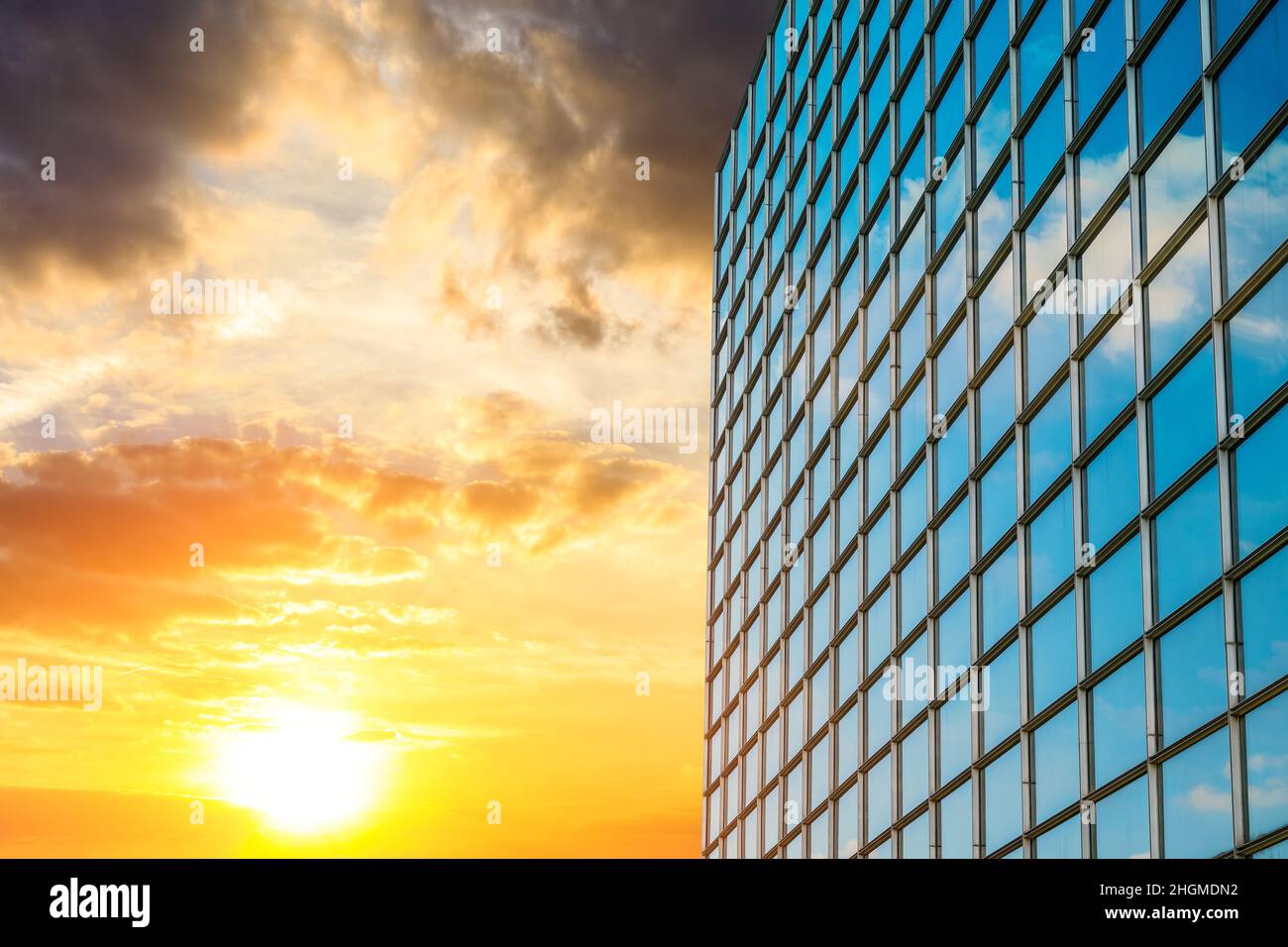 Modernes Bürogebäude mit Glasfassade und klarem Himmel. Transparente Glaswand des Bürogebäudes. Stockfoto