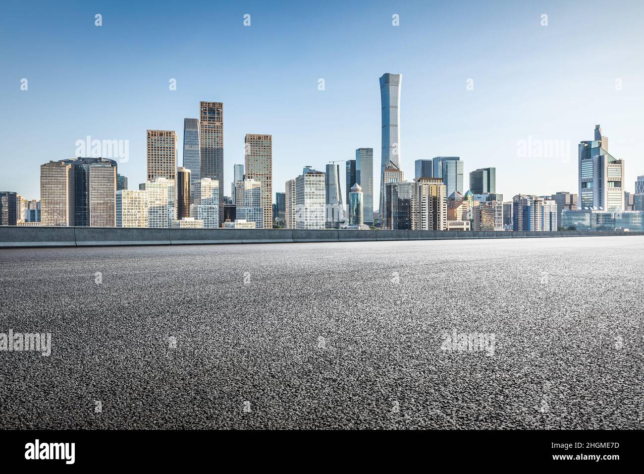 Panorama-Skyline und moderne Geschäftsgebäude mit leerer Straße in Peking Stockfoto