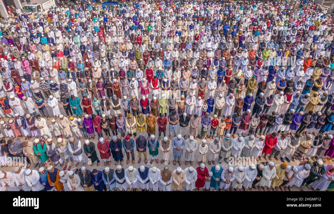 Barishal, Bangladesch. 22nd Januar 2022. Luftaufnahme zeigt Menschen, die an einem muslimischen Beerdigung einer Person teilnahmen, die den Kampf gegen die neue Covid-19 OMICRON-Variante in Barishal, Bhagladesh, verloren hat. (Bild: © Mustasinur Rahman Alvi/ZUMA Press Wire) Bild: ZUMA Press, Inc./Alamy Live News Stockfoto