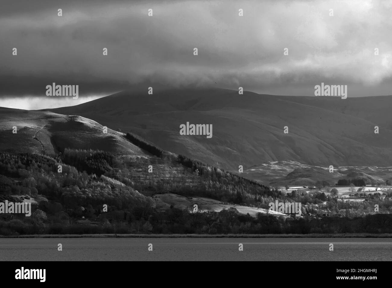 Schwarz-weiß Epische Landschaft Bild über Bassenthwaite See im Lake District Suring dramatischen Herbstabend Stockfoto