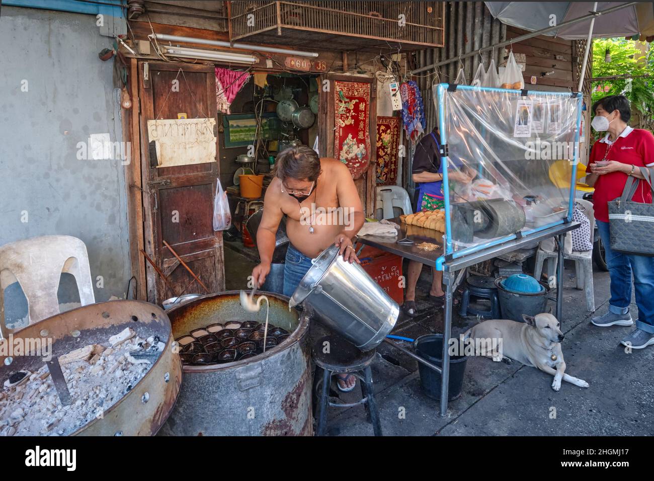 Ein Mann im Talat Phlu (Markt) in Thonburi, Bangkok, Thailand, stellt Khanom Khai her, einen Kuchen-ähnlichen Snack oder Dessert aus Eiern, Zucker und Mehl Stockfoto