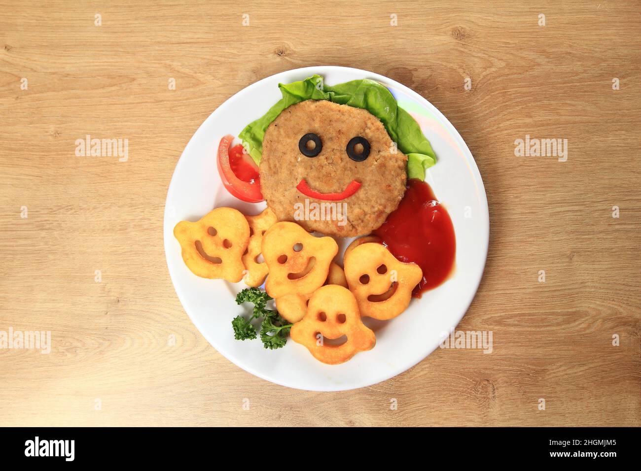 Köstliches Schnitzel und garnieren Sie auf einem Gericht im Kinderrestaurant Stockfoto
