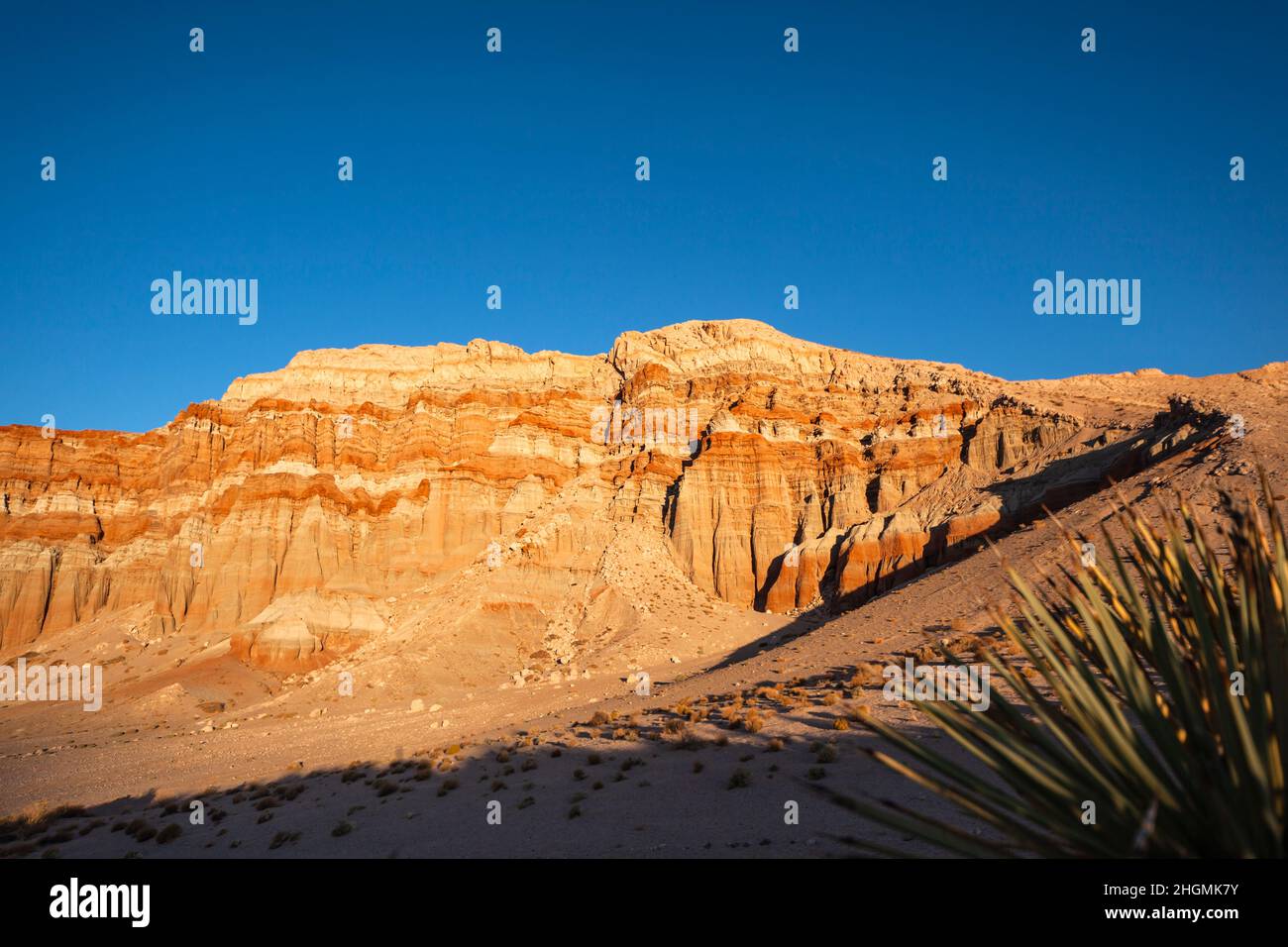 Landschaft mit roten Felsklippen und Steinwüste in der Nähe von Mojave, Kalifornien, im Westen der USA Stockfoto