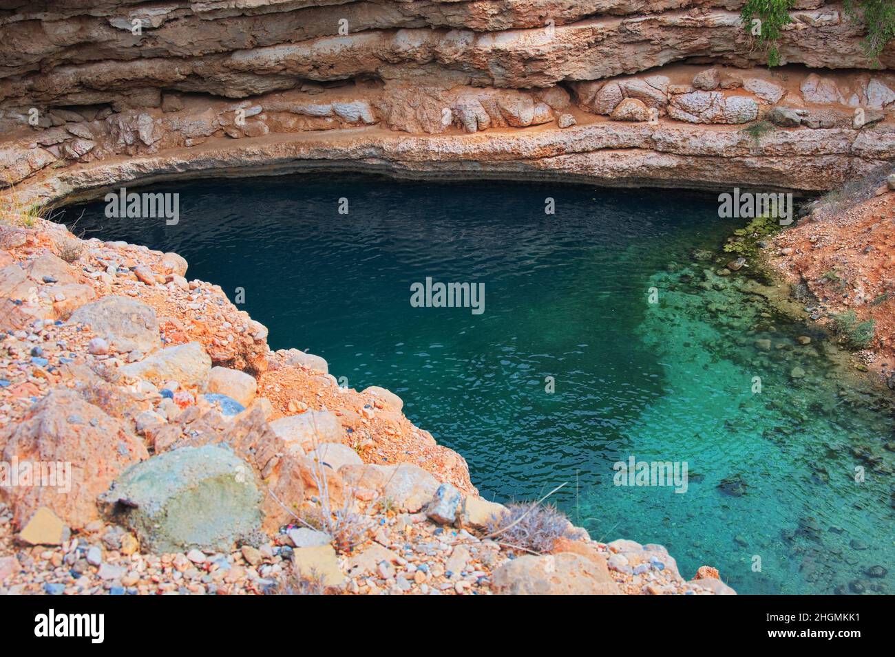 Klares türkisfarbenes Wasser in der Bimmah-Sinkhole im Oman Stockfoto