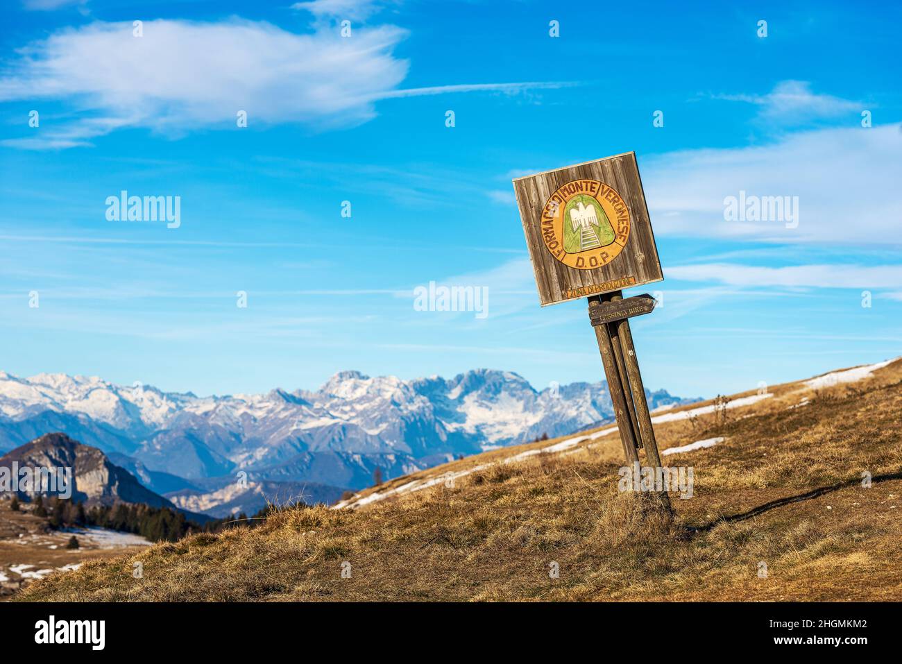 Holzschild mit dem Logo des Formaggio Monte Veronese DOP (geschützte Ursprungsbezeichnung), Käse aus Kuhmilch der Provinz Verona. Stockfoto