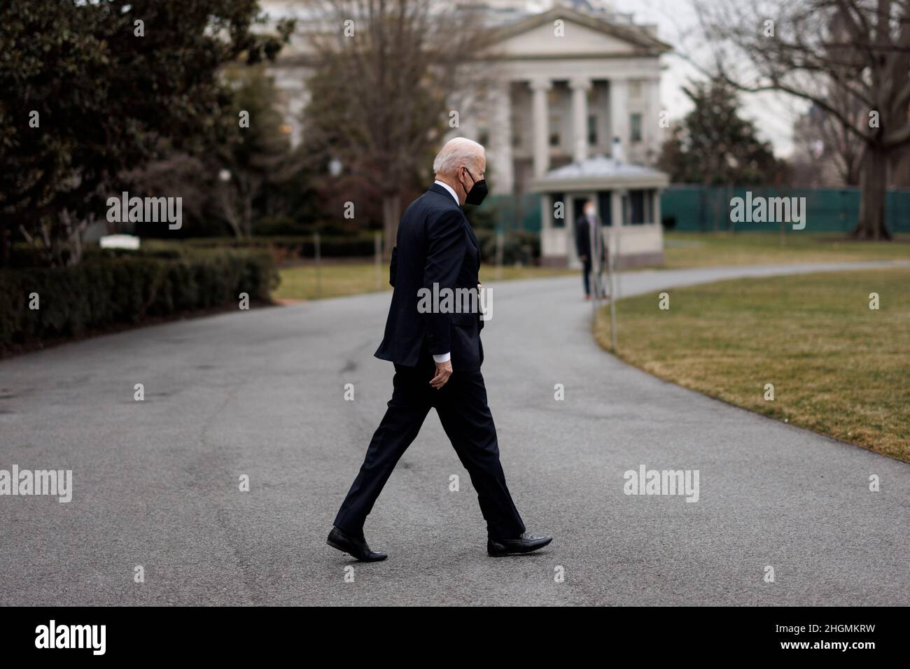 Washington DC, USA. 22nd Januar 2022. US-Präsident Joe Biden tritt am 21. Januar 2022 aus dem Südportal des Weißen Hauses in Washington, DC, heraus. Dutzende von US-Kongressmitgliedern schickten am Donnerstag einen Brief an US-Präsident Joe Biden, in dem sie um die Überprüfung und Überarbeitung der bestehenden Terrorismusbekämpfungspolitik baten, die unschuldige Zivilisten tötete und die Rechtsstaatlichkeit und das Image der Vereinigten Staaten im Ausland aushöhlen. Kredit: Ting Shen/Xinhua/Alamy Live Nachrichten Stockfoto