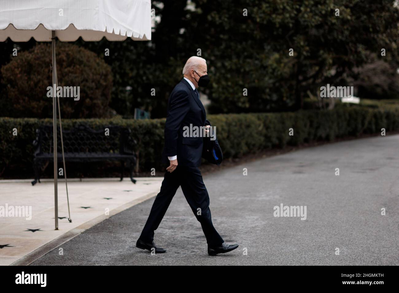 Washington DC, USA. 22nd Januar 2022. US-Präsident Joe Biden tritt am 21. Januar 2022 aus dem Südportal des Weißen Hauses in Washington, DC, heraus. Dutzende von US-Kongressmitgliedern schickten am Donnerstag einen Brief an US-Präsident Joe Biden, in dem sie um die Überprüfung und Überarbeitung der bestehenden Terrorismusbekämpfungspolitik baten, die unschuldige Zivilisten tötete und die Rechtsstaatlichkeit und das Image der Vereinigten Staaten im Ausland aushöhlen. Kredit: Ting Shen/Xinhua/Alamy Live Nachrichten Stockfoto