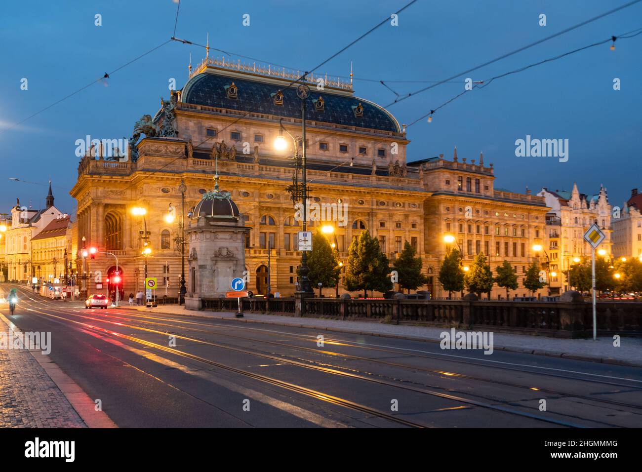 Prag, Tschechische Republik - 2 2021. Juli: Narodni Dicadlo Nationaltheater in der Nacht beleuchtet Stockfoto