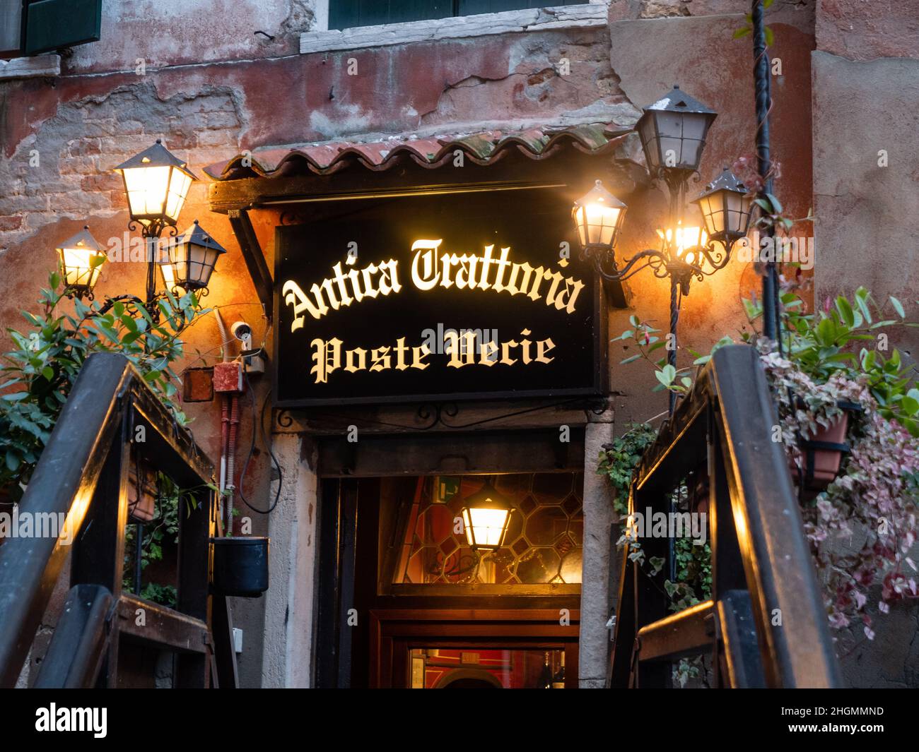 Venedig, Italien - Januar 3 2022: Antica Trattoria Poste Vecie Beleuchtetes Eingangsschild. Stockfoto
