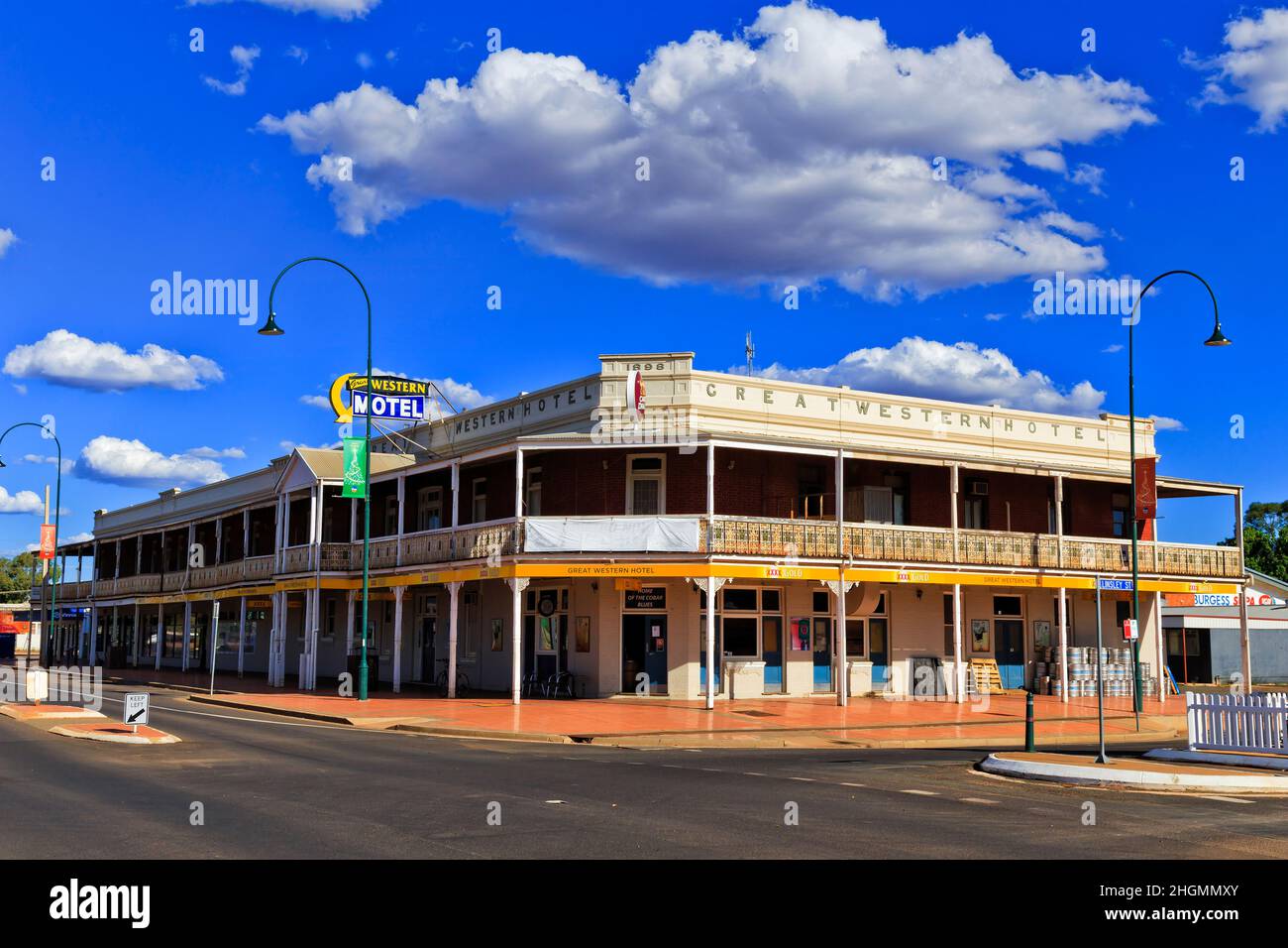 Cobar, Australien - 29. Dezember 2021: Historisches traditionelles australisches Hotel und Pub im Outback - Cobar Stadt. Stockfoto