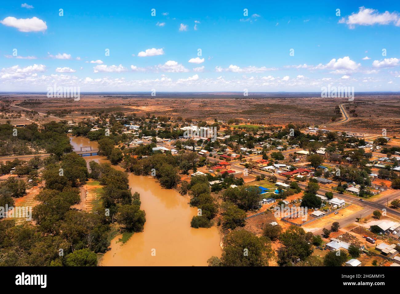 Wilcannia Stadt am Darling River im australischen Outback - Zwischenstopp und Tankstellen am Barrier Highway - Luftlandschaft. Stockfoto