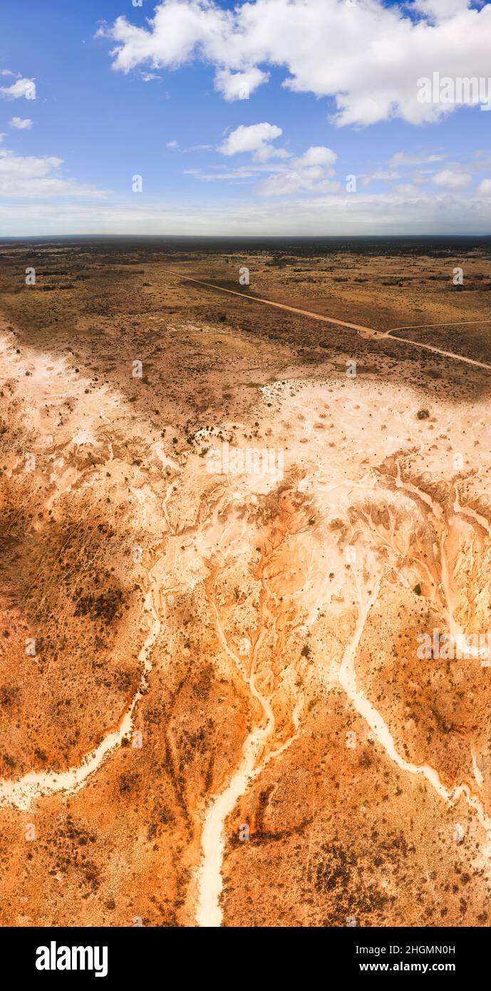 Flaches Seenbett des Mungo-See-Nationalparks im vertikalen Luftpanorama über trockene Bäche und Lünetten der Wände Chinas. Stockfoto