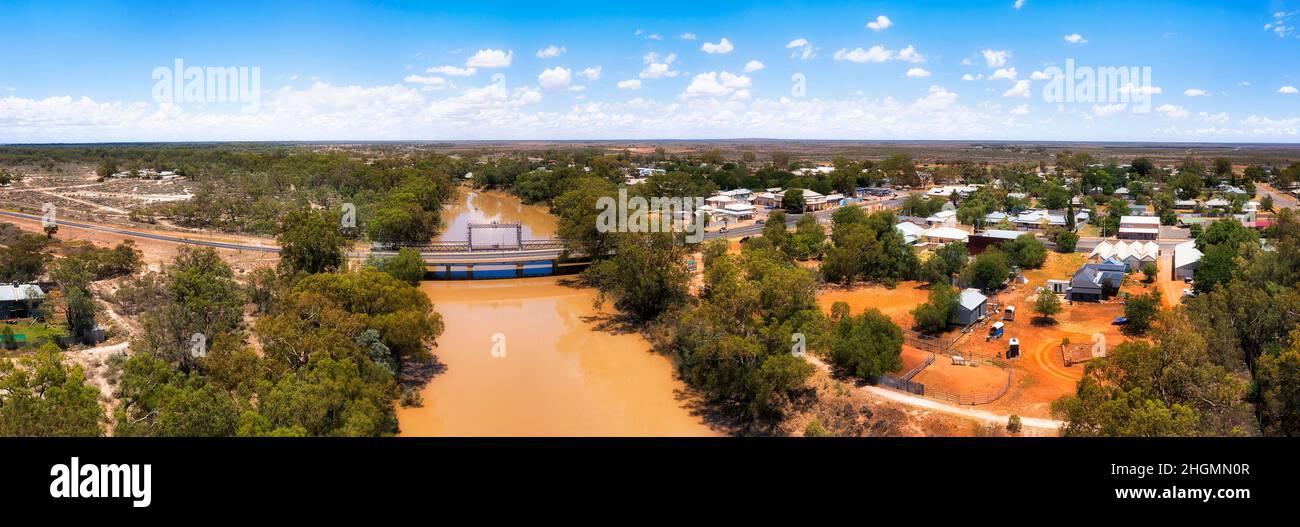 Wasserlauf des Darling River um die abgelegene Stadt Wilcannia auf dem Barrier Highway im australischen Outback. Stockfoto