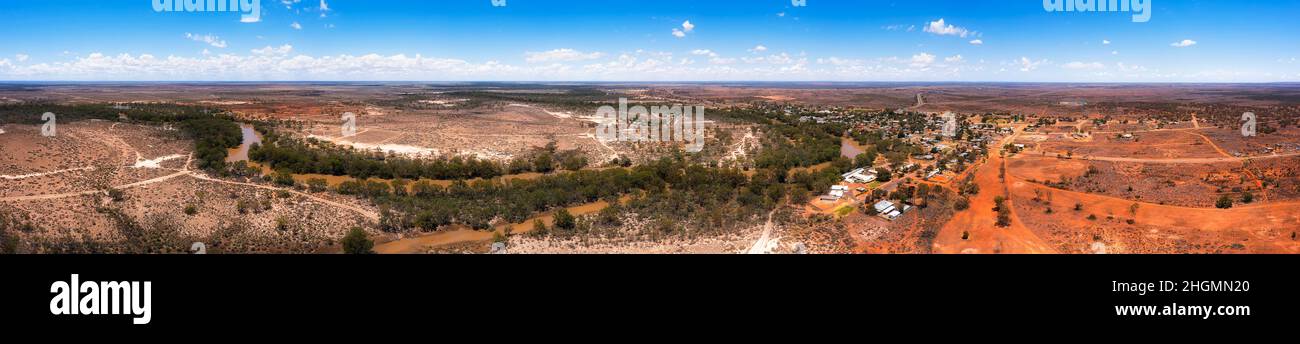 180 Grad Luftpanorama der Stadt WIlcannia am Darling River im australischen Outback mit roten Buschland. Stockfoto