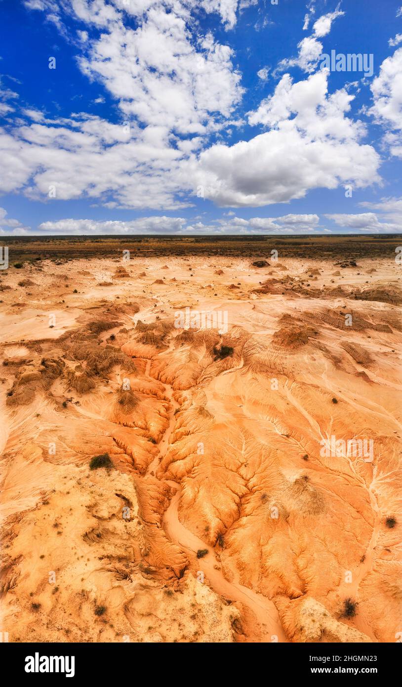 Vertikales Panorama vom getrockneten Seengebiet im Mungo-Nationalpark im australischen Outback bis zum blauen Himmel. Stockfoto