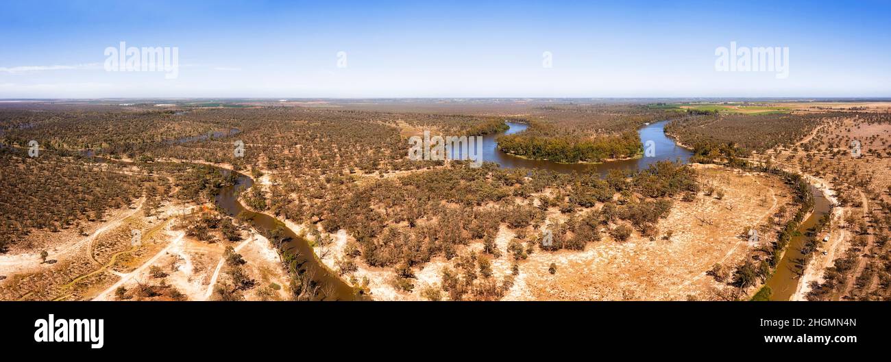 Mehrere fließende Bäche in den Murray River auf australischen Ebenen - weite Panoramalandslandschaft aus der Luft. Stockfoto