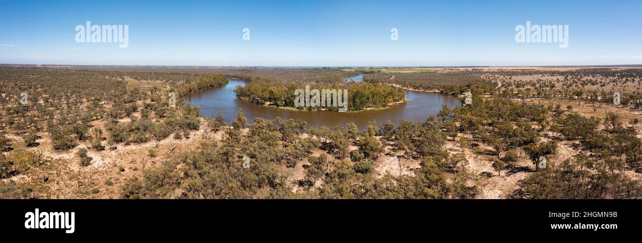 Scharfe Kurven des Murray Flusses fließen in den Ebenen von riverina in australischem Luftpanorama. Stockfoto