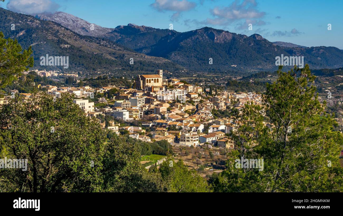 Gesamtansicht von Selva, Dorf des Tramuntana-Gebirges Stockfoto