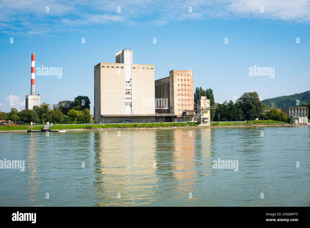 Landwirtschaftliche Lager und Kraftwerk Korneuburg. Industriegebiet im Weinviertel. Stockfoto