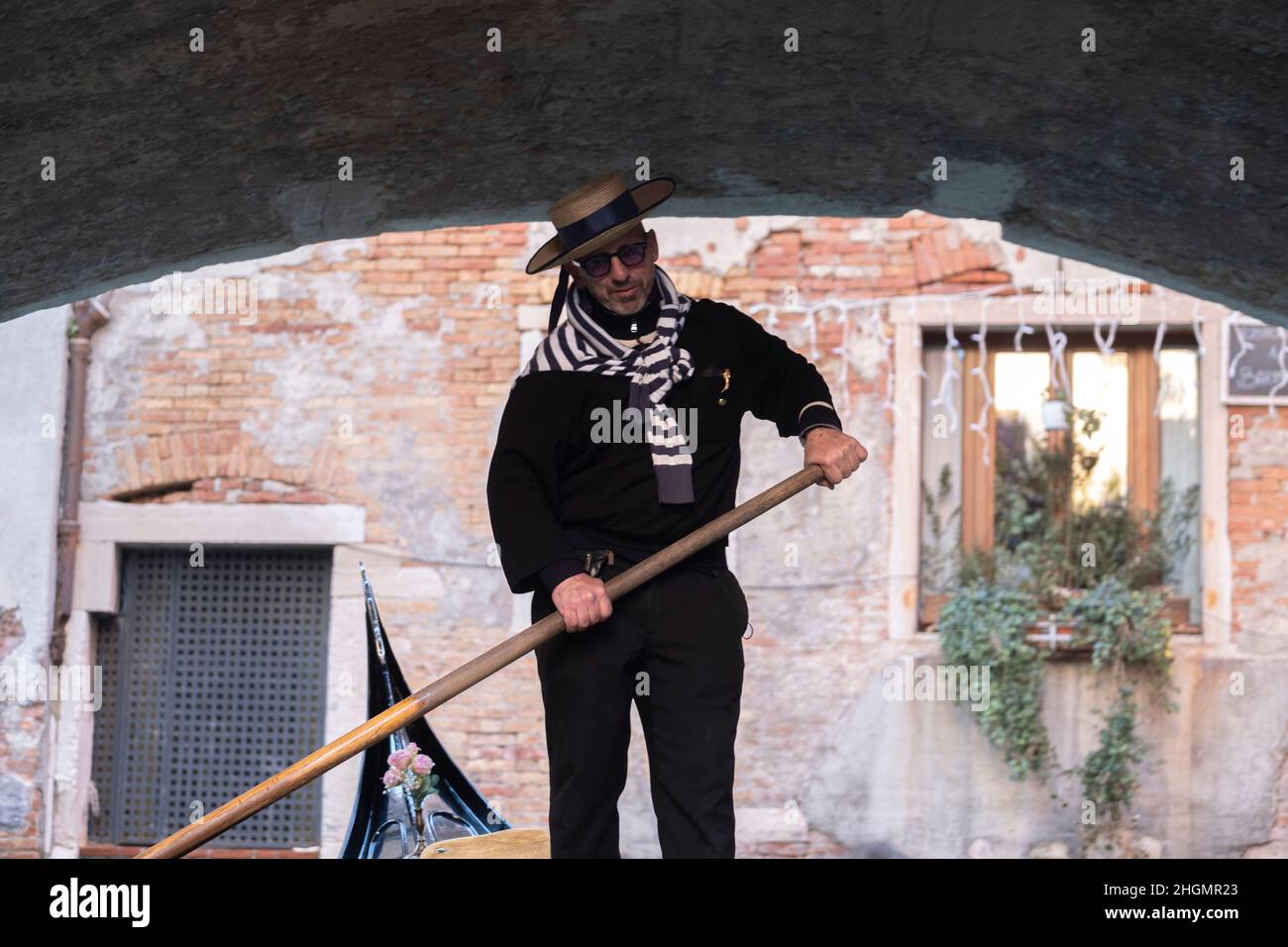 Emanuele ein Gondoliere bei der Arbeit in Venedig, Italien, 21. Januar 2022 Stockfoto