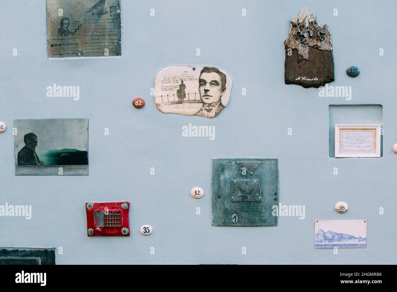 Vilnius, Litauen. Literatu Street - Eine Der Ältesten Straßen In Der Altstadt Von Vilnius, Litauen. Wand Mit Literarischen Werken Der Kunst. Literatu Stockfoto