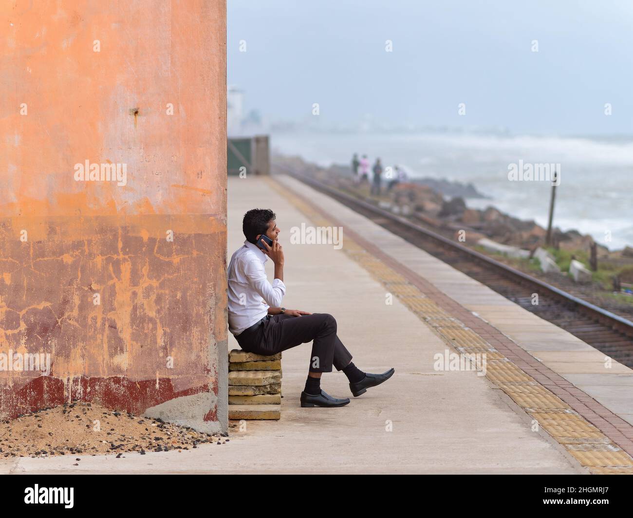Bahnsteig am Bahnhof Kollupitiya in Colombo, Sri Lanka. Der Bahnhof ist einer der verkehrsreichsten Bahnhöfe auf der Coastal-Bahnlinie Stockfoto