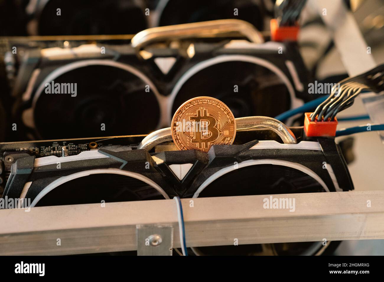 Bitcoin Bergbaufarm und Pandemie. Unser neues Leben. Hochwertige Fotos Stockfoto