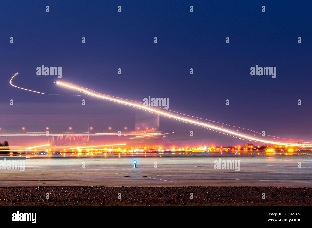 Nachtlichter, Spuren von Lichtern in der Bewegung von Flugzeugen bei langer Belichtung. Stockfoto