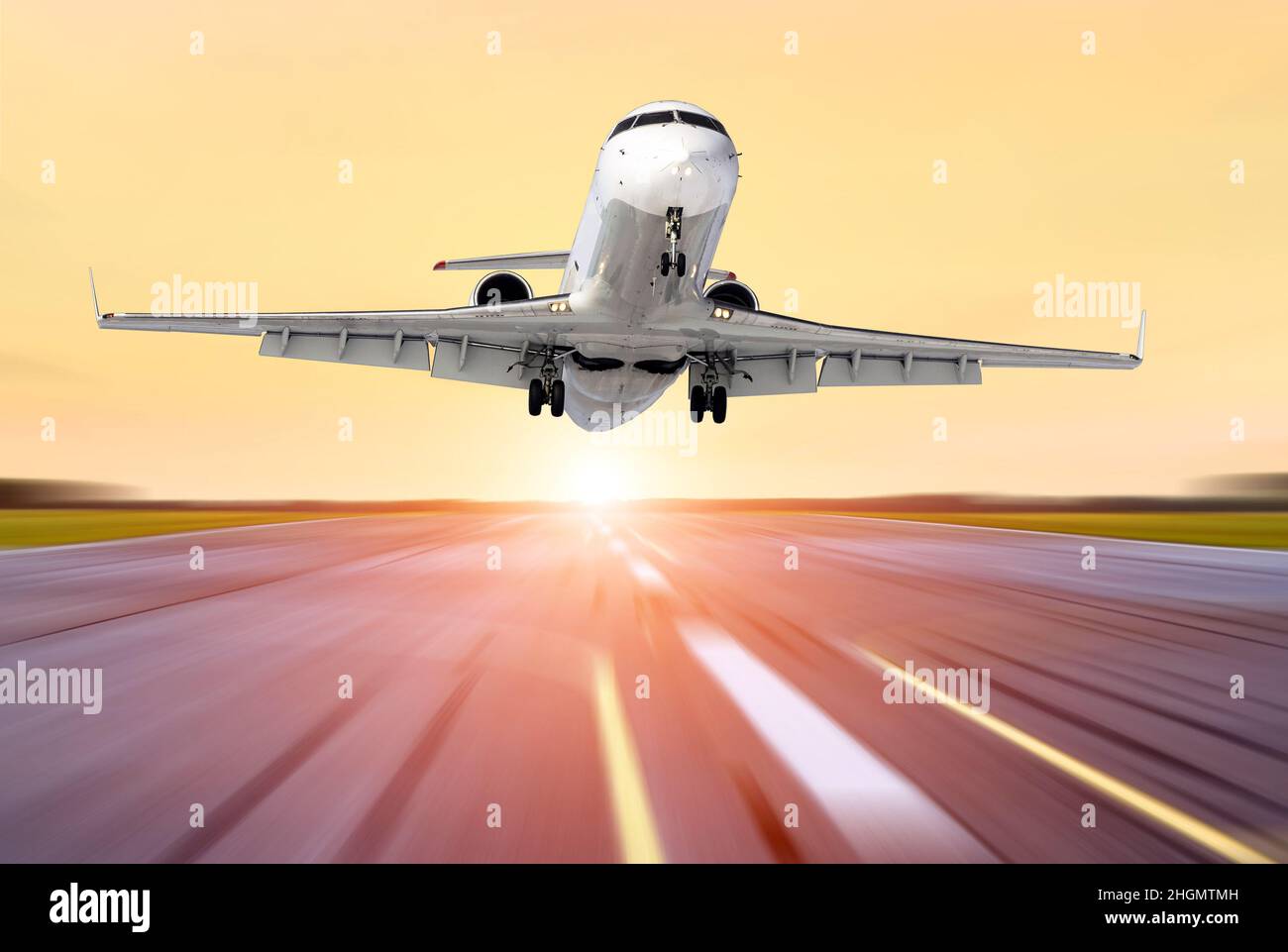 Flugzeug in Bewegung starten Sie den Abendhimmel Sonnenuntergang Sonnenaufgang Sonne Flughafen. Stockfoto