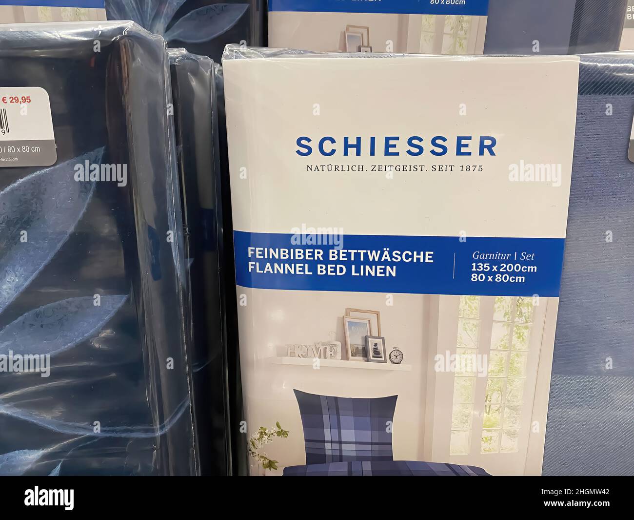Viersen, Deutschland - Januar 9. 2022: Nahaufnahme der Päckchen schiesser  Bettwäsche im Regal des deutschen Supermarkts Stockfotografie - Alamy