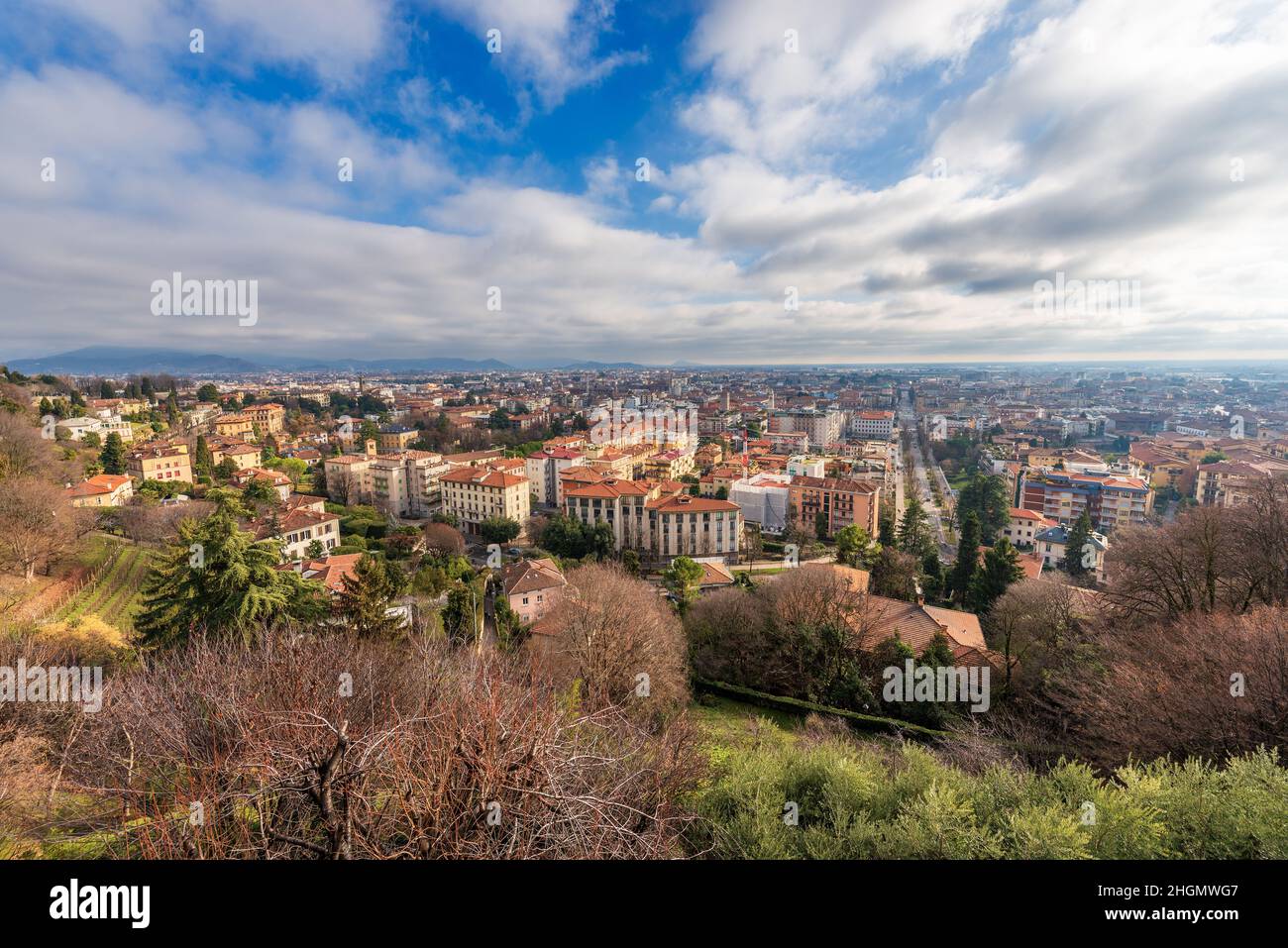 Bergamo Stadtbild Blick vom Hügel, Oberstadt, mit den modernen Wohngebäuden und Straßen, Padan Ebene oder Po-Tal, Lombardei, Italien, Europa Stockfoto