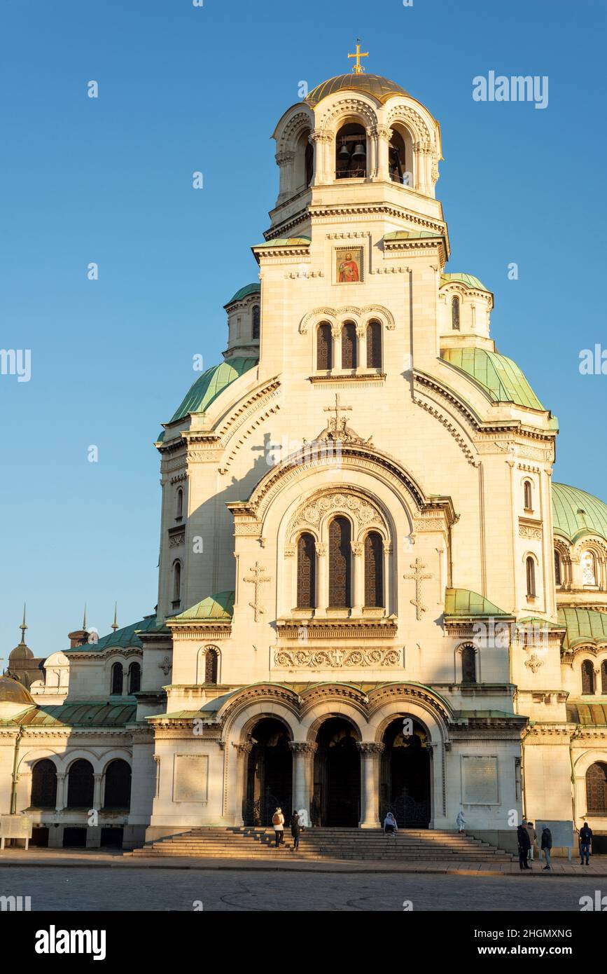 St. Alexander Newski Orthodoxe Kathedrale im Winterlicht, Sofia, Bulgarien. Kreuzkuppelbasilika mit einer zentralen Kuppel. Alle Kuppeln sind vergoldet. Stockfoto