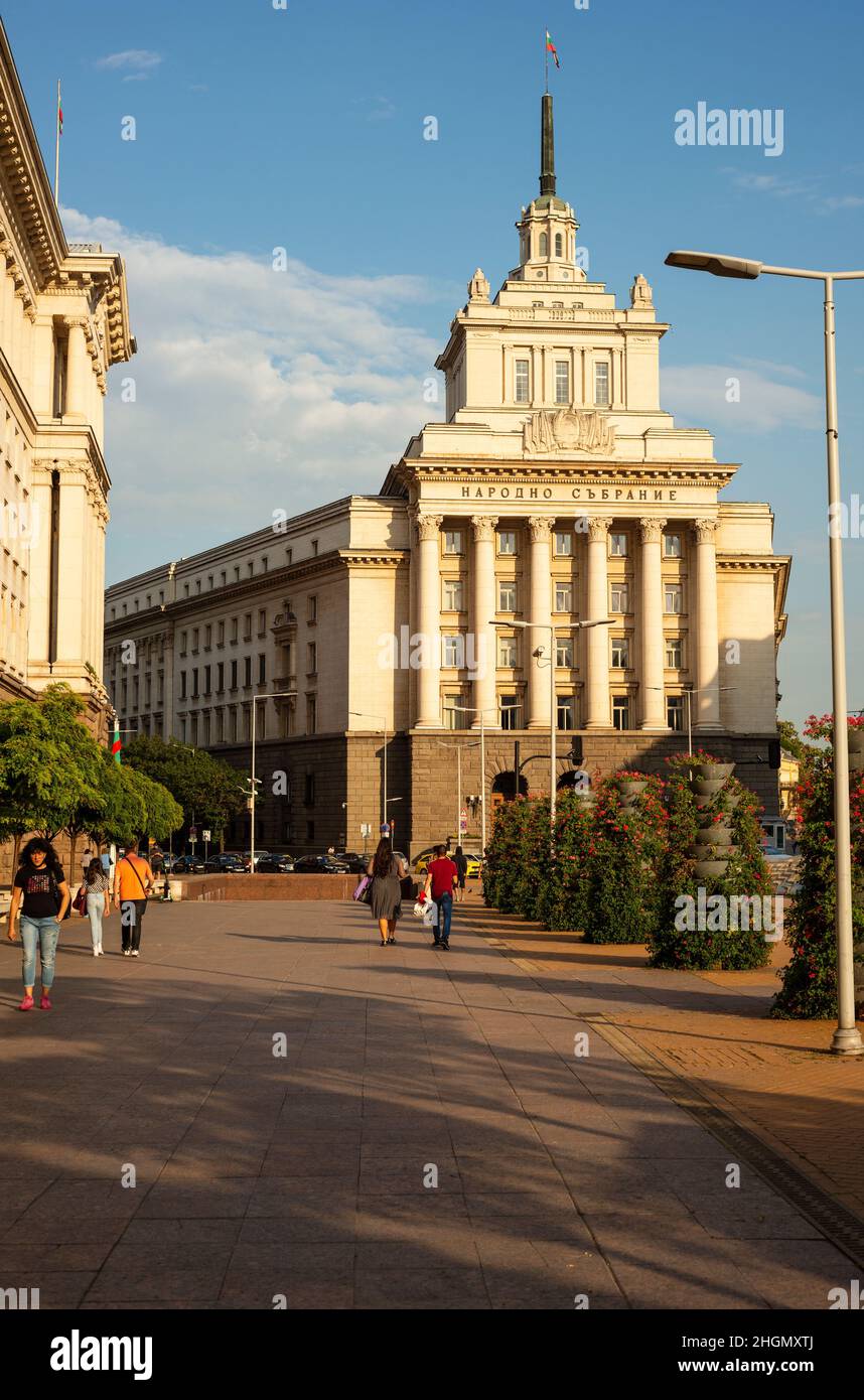 Menschen, die am Largo auf dem Unabhängigkeitsplatz oder am Nezavisimost-Platz in der Innenstadt von Sofia, Bulgarien, Osteuropa, Balkan, EU spazieren gehen Stockfoto