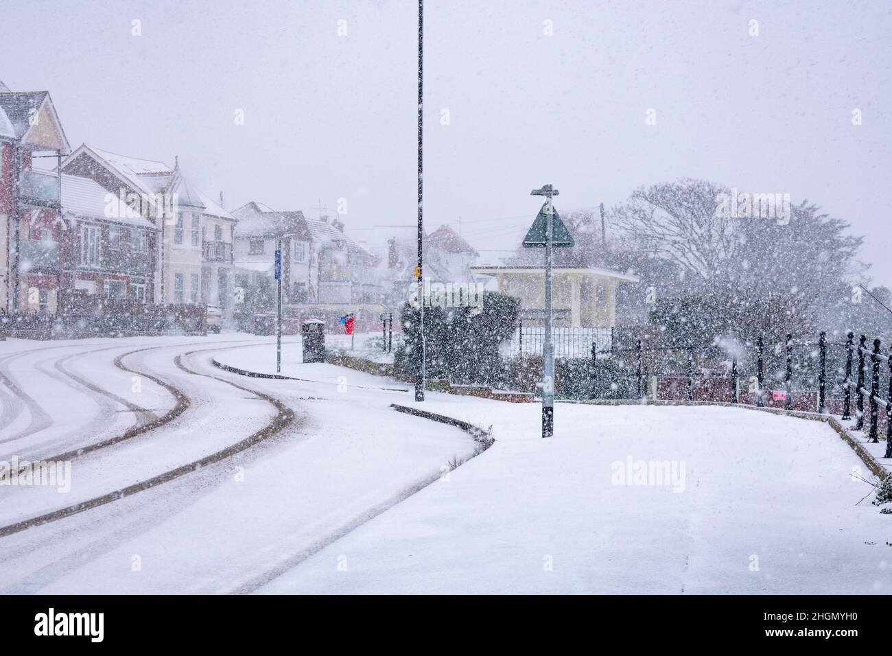 Das viktorianische Tierheim in Herne Bay, gesehen in der Nähe von Hampton während eines schweren Schneeschauer im Februar 2021. Stockfoto