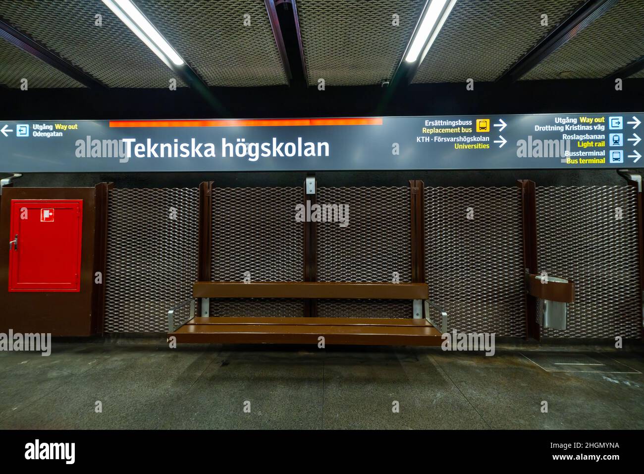 Stockholm, Schweden - 17. Oktober 2021 - eine leere Bank in der U-Bahnstation Tekniska Högskolan in Stockholm Stockfoto
